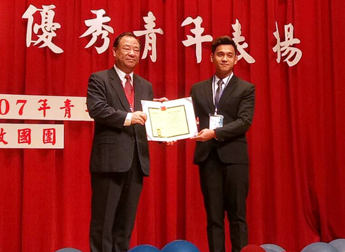 Li Boxuan (right), won the 107-year national junior college outstanding young people.