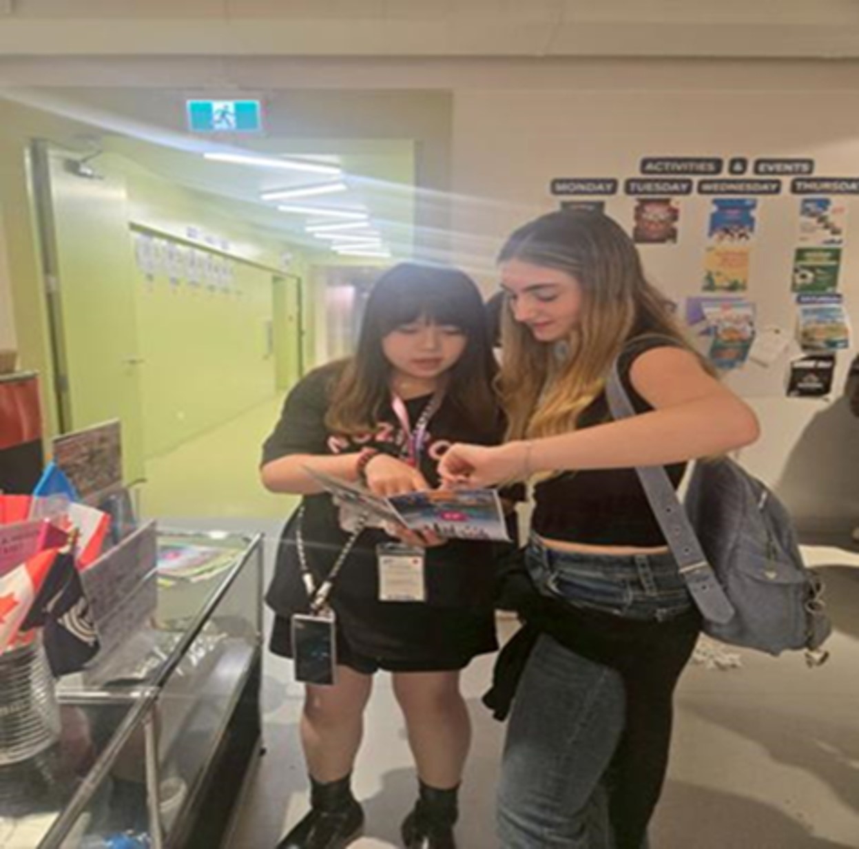 珮芸在櫃台支援